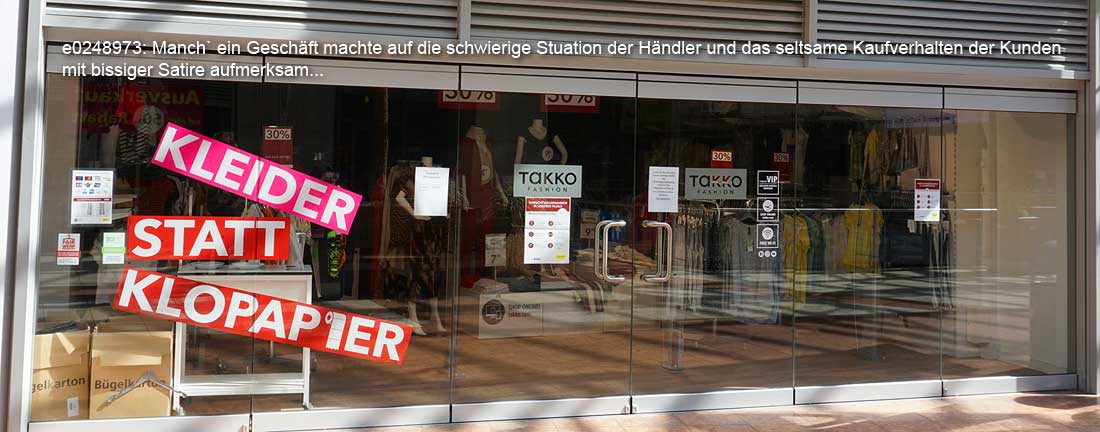 Kleider statt Klopapier - eine satirische Deko eines Einzelhändlers in der Spreegalerie