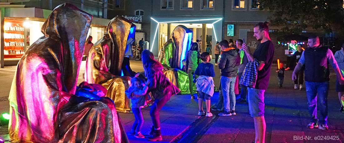 Bild-Nr e0249425: ...man macht sich bekannt...