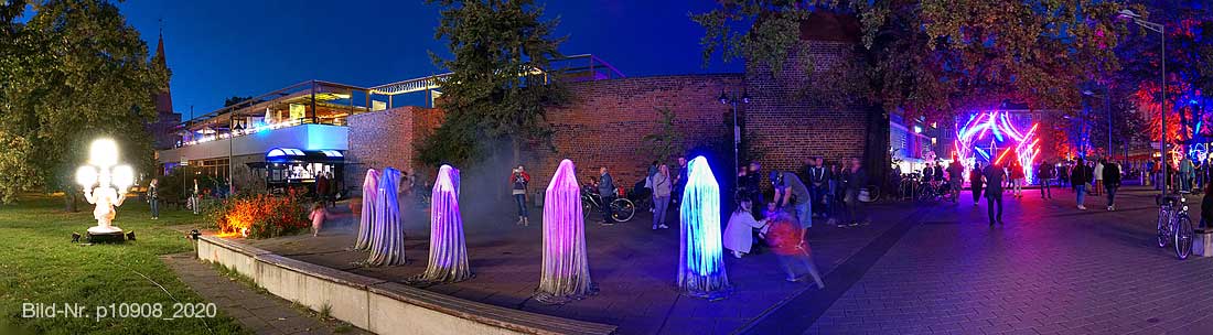 Bild-Nr p10908_2020: Die Wächter der Zeit an der Stadtpromenade in Cottbus