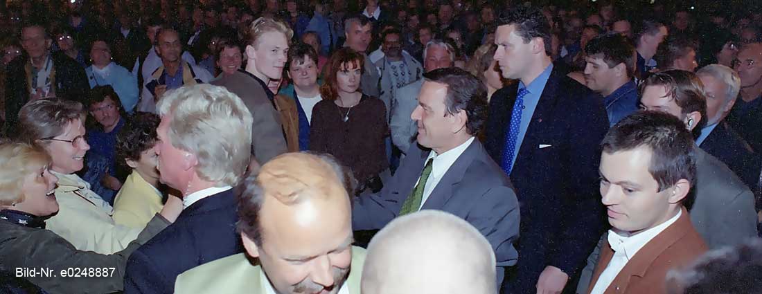 e0248887: Schröders Bad in der Menge - wenige Manate später wäre `die Menge` nicht mehr so begeistert gewesen...(Scan vom Negativ-Film)