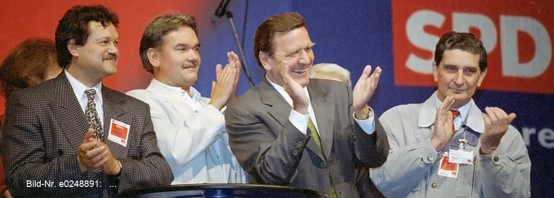 Das gemeinsame Ziel eint, was schwer zusammen passt. Die Ansichten der Parteibasis werden sich nach der Wahl immer mehr von dem Führungsstil Schröders unterscheiden. (Scan vom Negativ)