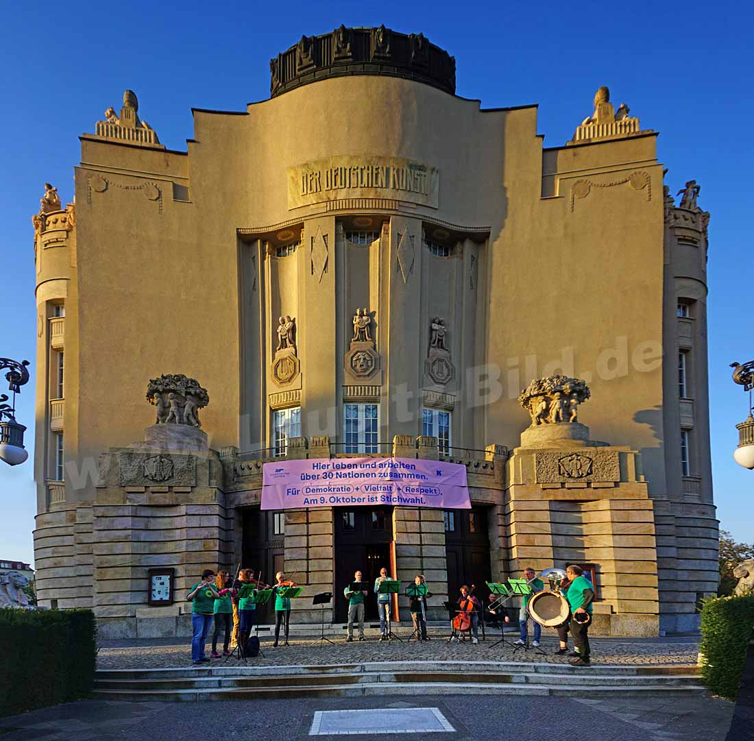 Teile des Staatstheater-Orchesters in Erwartug des Denstratinszuges